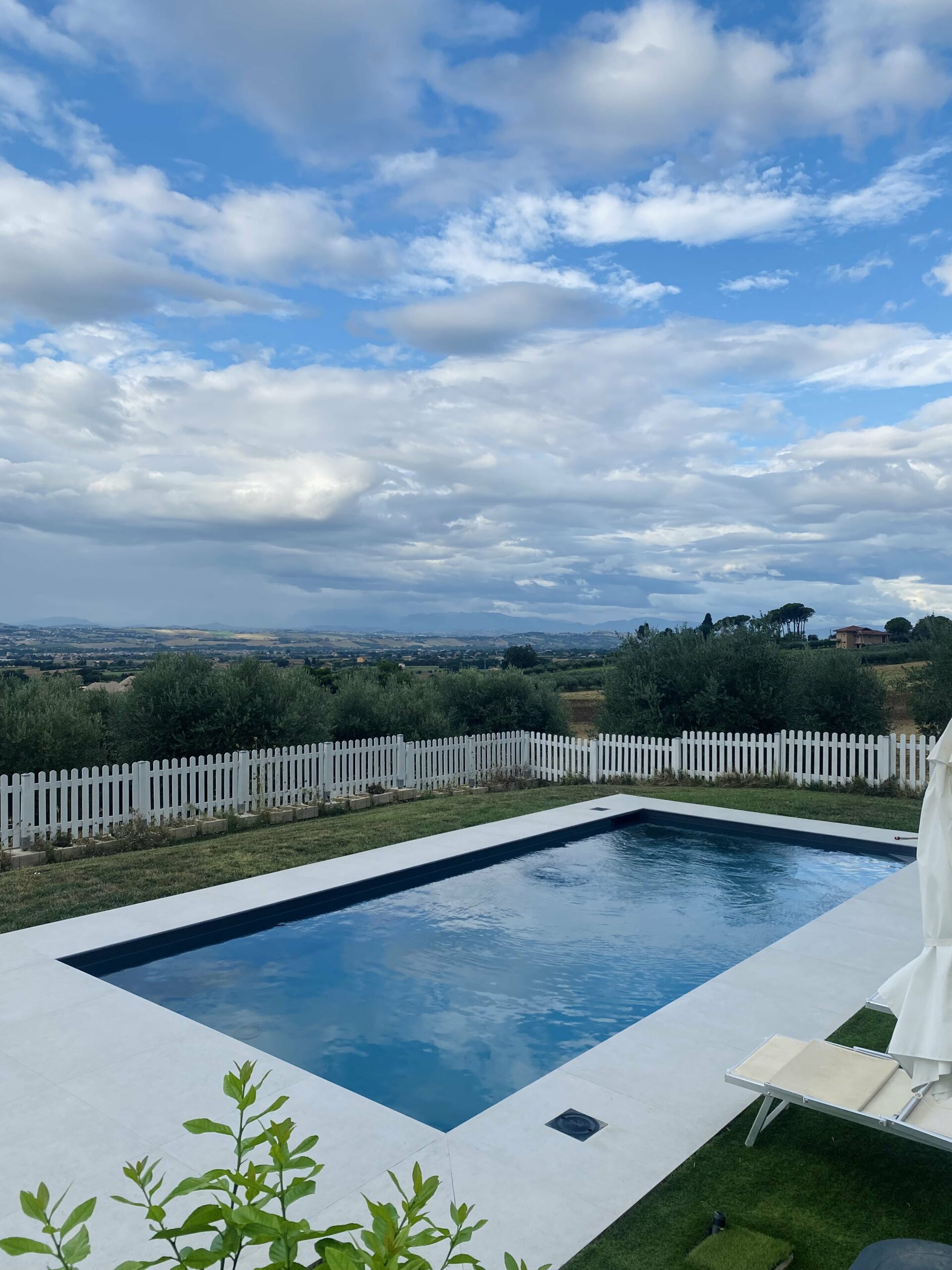 Piscina con paesaggio